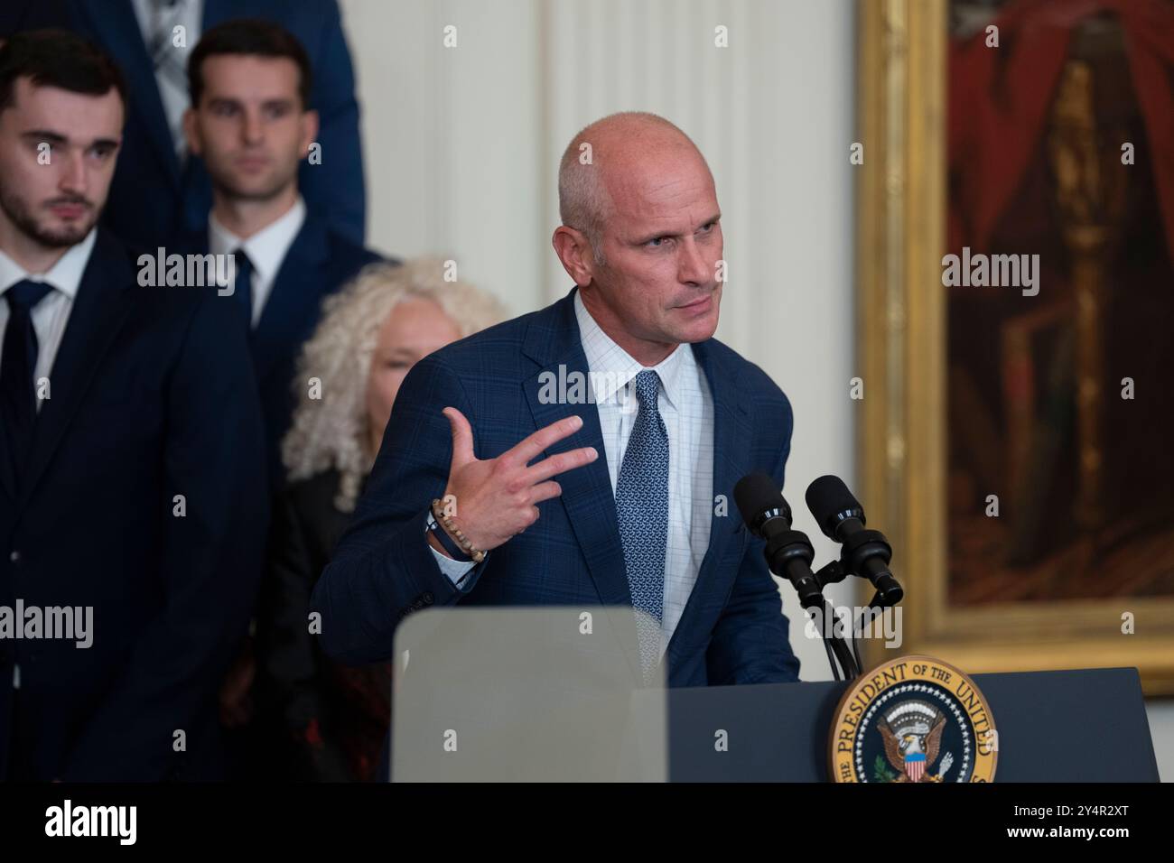 Washington, Vereinigte Staaten. September 2024. Trainer Dan Hurley spricht bei einer Feier für das Basketball-Team der University of Connecticut Huskies Mens im Weißen Haus in Washington, DC, anlässlich der NCAA-Meisterschaftssaison 2023-2024 am 10. September 2024. Quelle: Chris Kleponis/CNP/dpa/Alamy Live News Stockfoto