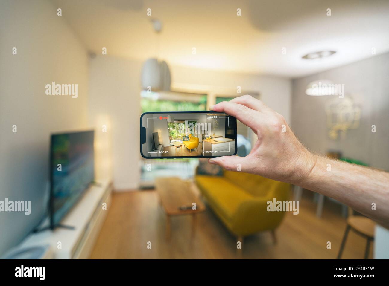 Smartphone Aufnahme Immobilien Video Tour App. Heim Innenraum verkaufen Haus. Gerätebildschirm. Stockfoto