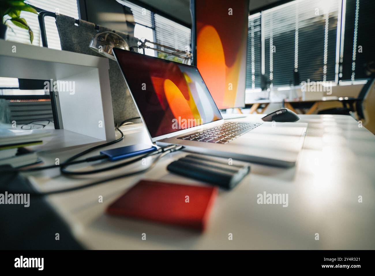 Laptop-ssd-Speichersicherung. Verschlüsselung von Sicherheitsdaten für Projektdateien. Büroausstattung. Stockfoto