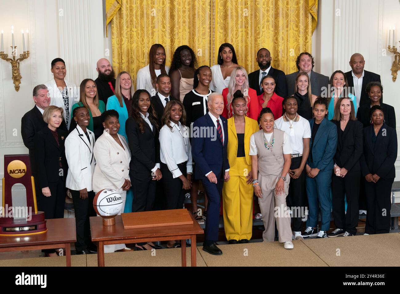 Washington, Vereinigte Staaten. September 2024. US-Präsident Joe Biden posiert für Fotos mit dem Basketball-Team der University of South Carolina Gamecocks Womens im Weißen Haus in Washington, DC, um am 10. September 2024 ihre NCAA-Meisterschaftssaison 2023-2024 zu feiern. Quelle: Chris Kleponis/CNP/dpa/Alamy Live News Stockfoto