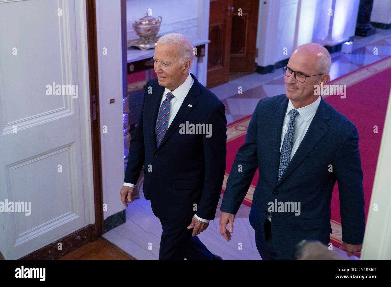 Washington, Vereinigte Staaten. September 2024. US-Präsident Joe Biden trifft mit Trainer Dan Hurley ein, um das Basketballteam der University of Connecticut Huskies Mens im Weißen Haus in Washington, DC, zu begrüßen 2024, um am 10. September 2023-2024 die NCAA-Meisterschaftssaison zu feiern. Quelle: Chris Kleponis/CNP/dpa/Alamy Live News Stockfoto