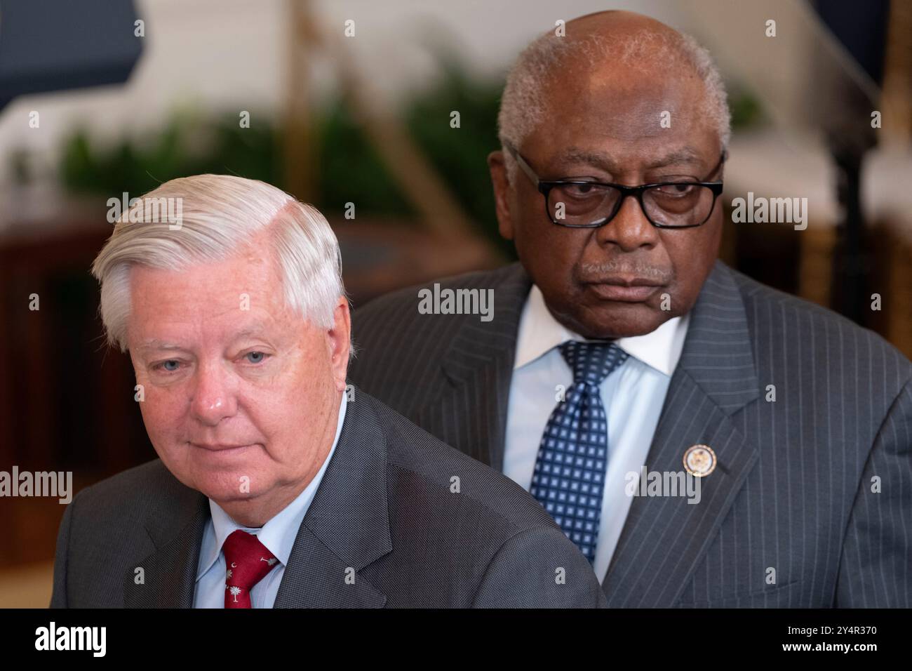 Washington, Vereinigte Staaten. September 2024. Senatorin Lindsey Graham (Republikanerin von South Carolina) und Abgeordneter James Clyburn (Demokrat von South Carolina) nehmen an einer Feier für das Gamecocks Womens Basketball Team der University of South Carolina im Weißen Haus in Washington, DC Teil und feiern ihre NCAA-Meisterschaftssaison 2023-2024 am 10. September 2024. Quelle: Chris Kleponis/CNP/dpa/Alamy Live News Stockfoto