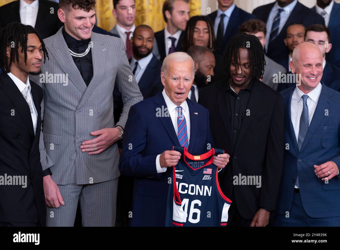 Washington, Vereinigte Staaten. September 2024. US-Präsident Joe Biden erhält ein Mannschaftstrikot vom Basketballteam der University of Connecticut Huskies Mens im Weißen Haus in Washington, DC bei einer Veranstaltung, die die NCAA-Meisterschaftssaison 2023-2024 am 10. September 2024 feiert. Quelle: Chris Kleponis/CNP/dpa/Alamy Live News Stockfoto