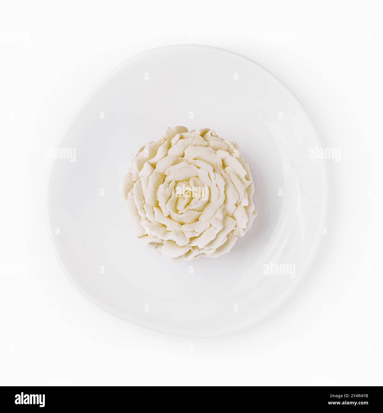 Köstlicher, leichter Eiskuchen mit Rosencreme Stockfoto