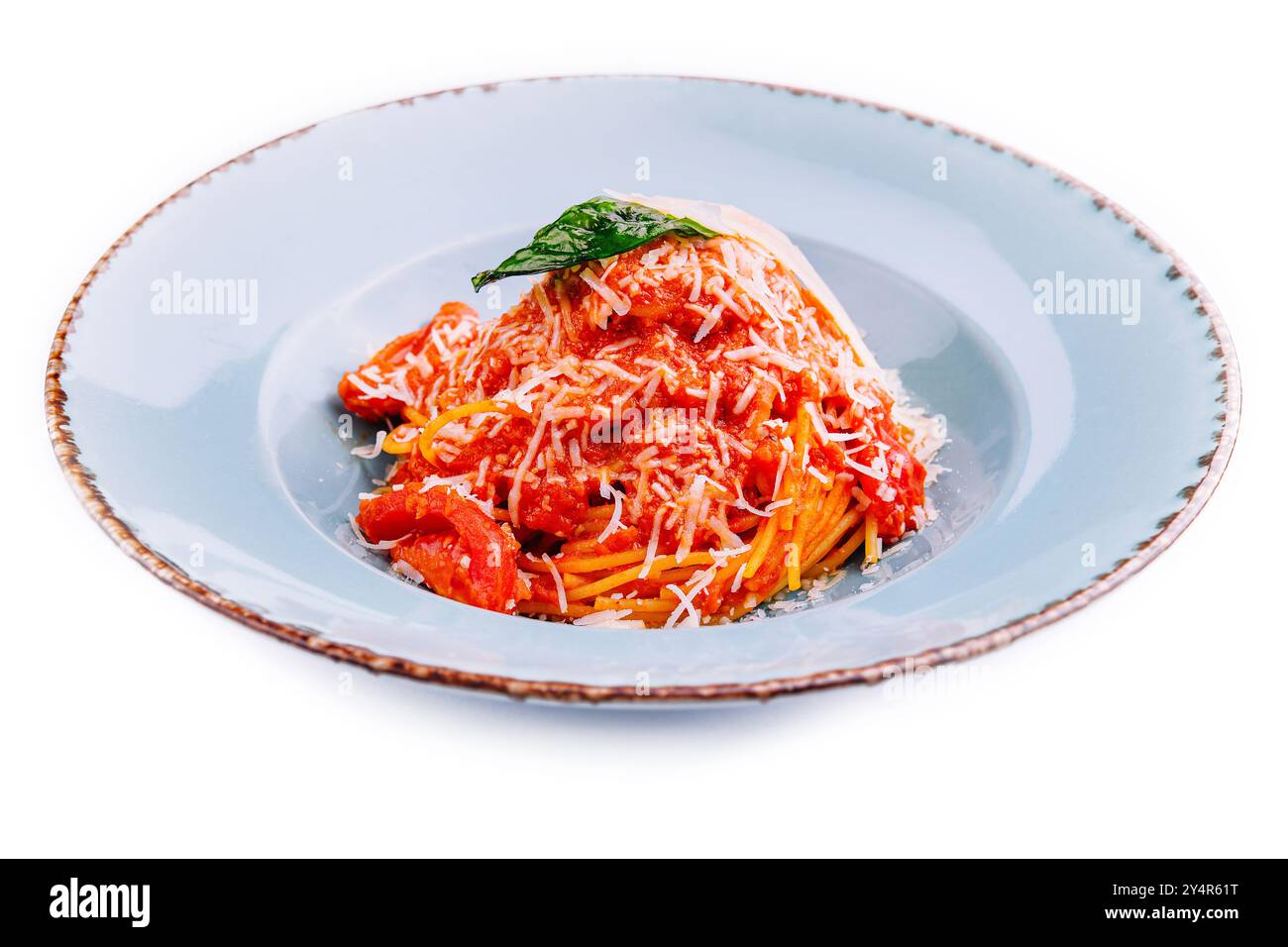 Spaghettipasta in Tomatensauce und Parmesankäse Stockfoto