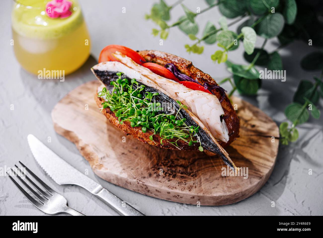 Makrelen-Fisch-Sandwich auf Holzbrett Stockfoto