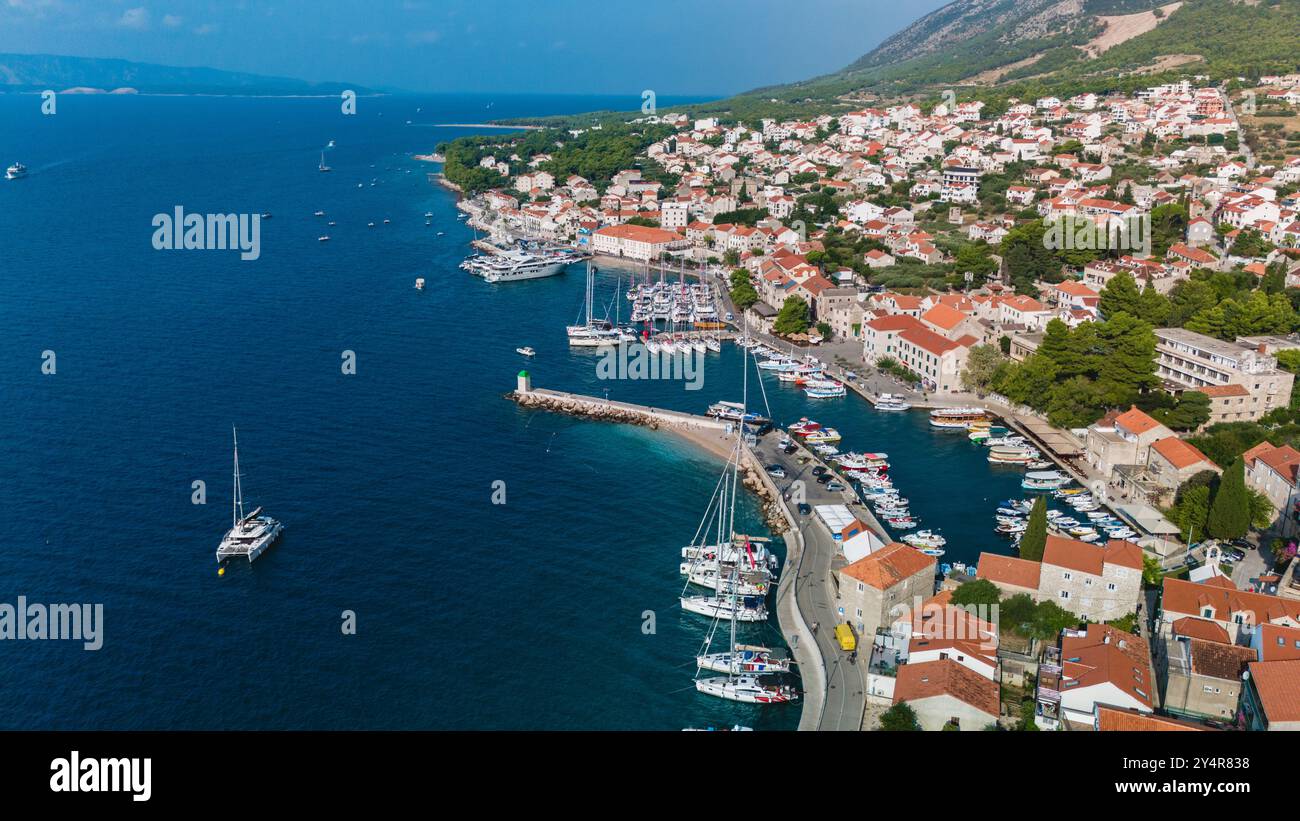 Ein atemberaubendes Panorama zeigt den bezaubernden Hafen der Insel Brac, gesäumt von Segelbooten und umgeben von malerischen Häusern, der Insel Bol Brac Kroatien Stockfoto