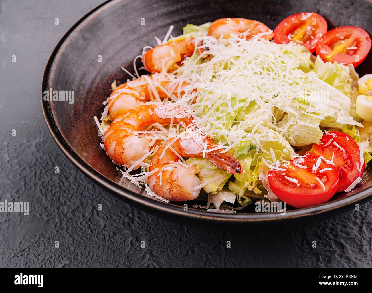 Italienischer Caesar-Salat mit Garnelen in einer Schüssel Stockfoto
