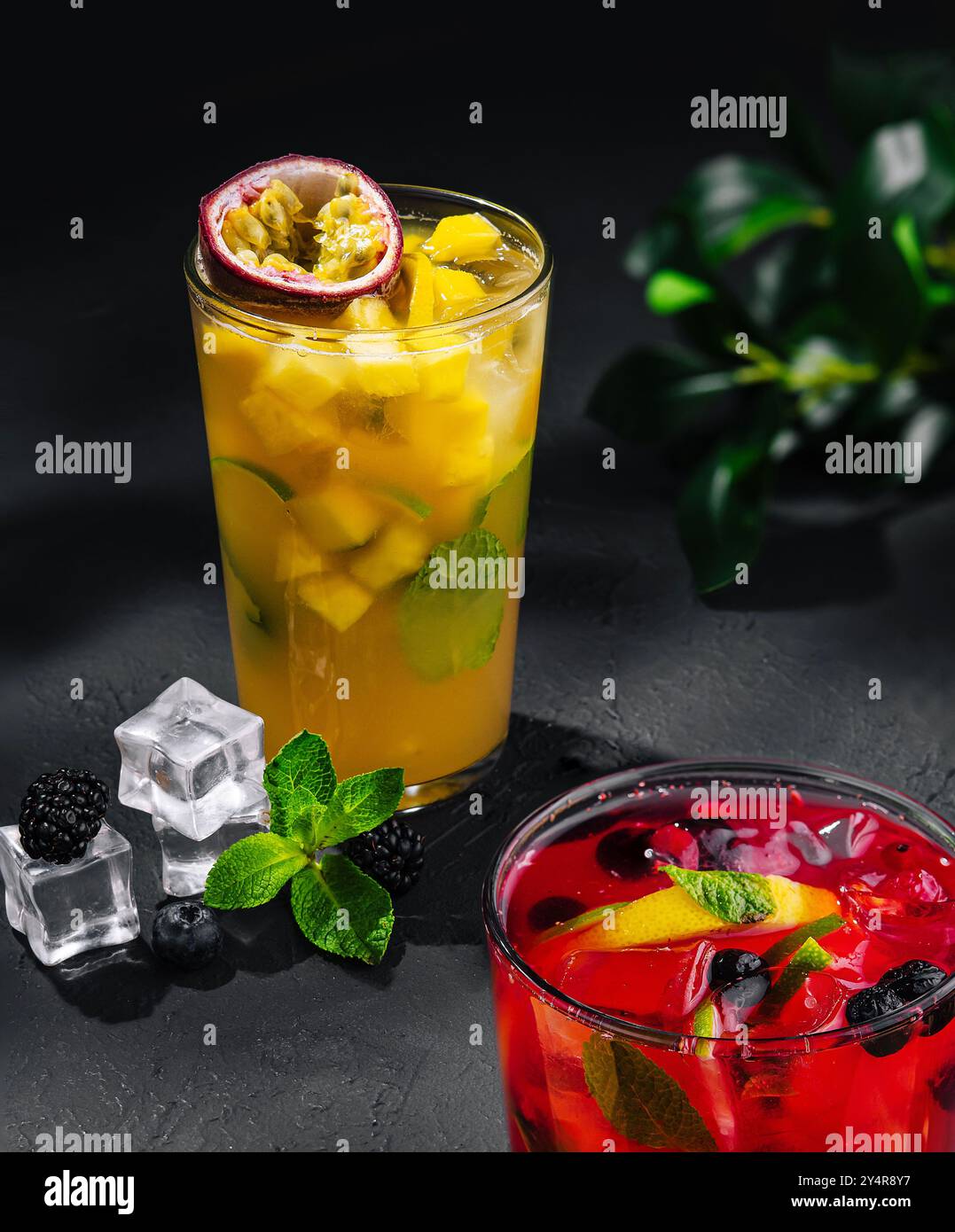 Tropische Cocktails mit Eiswürfeln Stockfoto