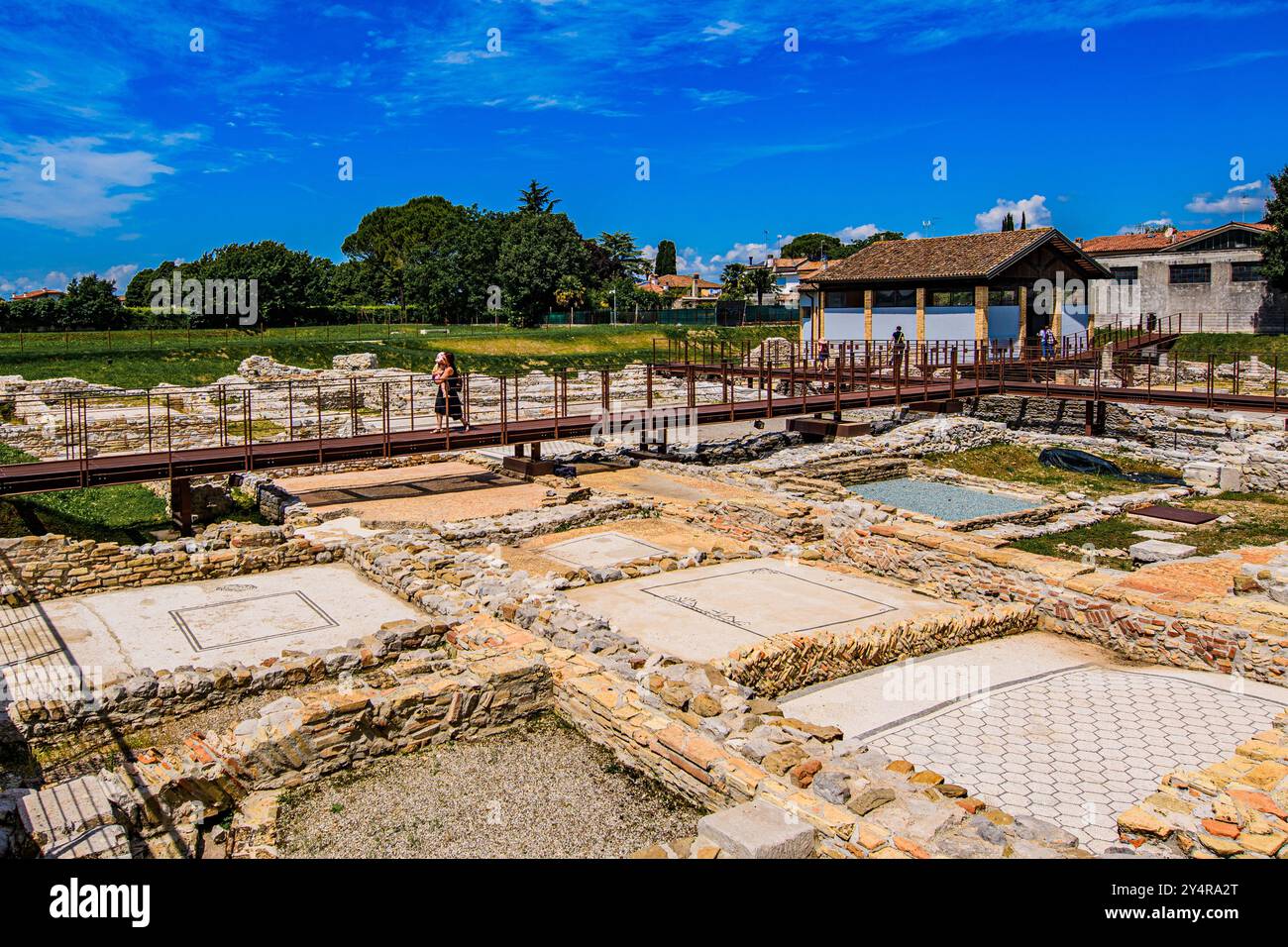 AQUILEIA, ITALIEN – 2. JUNI 2024: Archäologisches Gebiet der ehemaligen Cal und Rizzi. Diese Stätte zeigt antike römische Überreste, die einen Einblick in die Stadt bieten Stockfoto