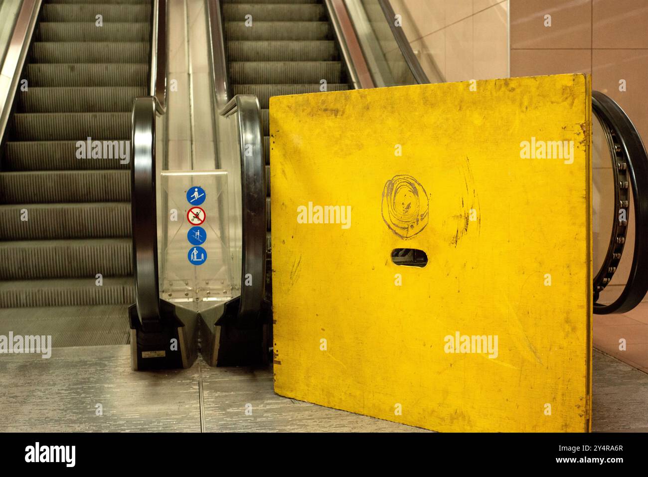 Die unterirdische U-Bahn-Rolltreppe ist aufgrund von Reparaturen aufgrund von Instandhaltungsarbeiten durch gelbe Barrieren blockiert Stockfoto