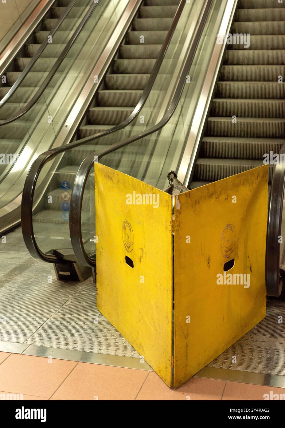 Die unterirdische U-Bahn-Rolltreppe ist aufgrund von Reparaturen aufgrund von Instandhaltungsarbeiten durch gelbe Barrieren blockiert Stockfoto