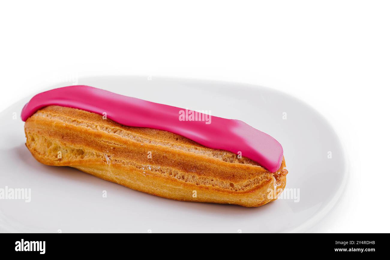 Eclair-Dessert mit rosa Glasur auf dem Teller Stockfoto