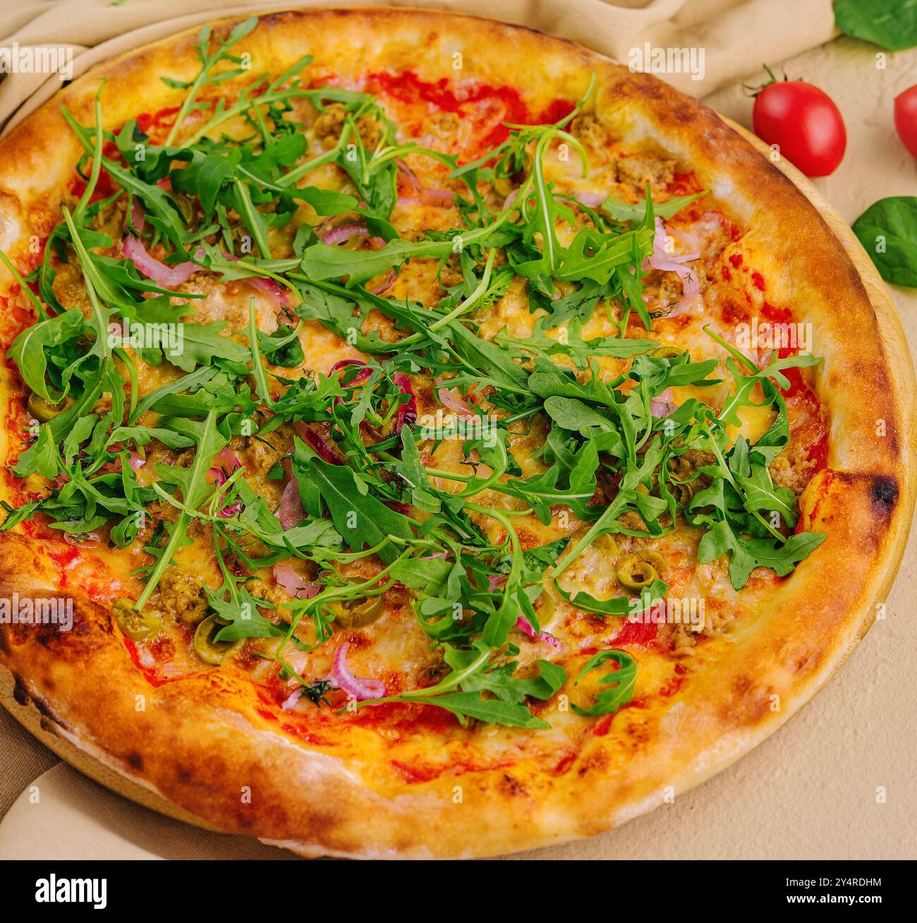 Pizza mit Rucola von oben Stockfoto