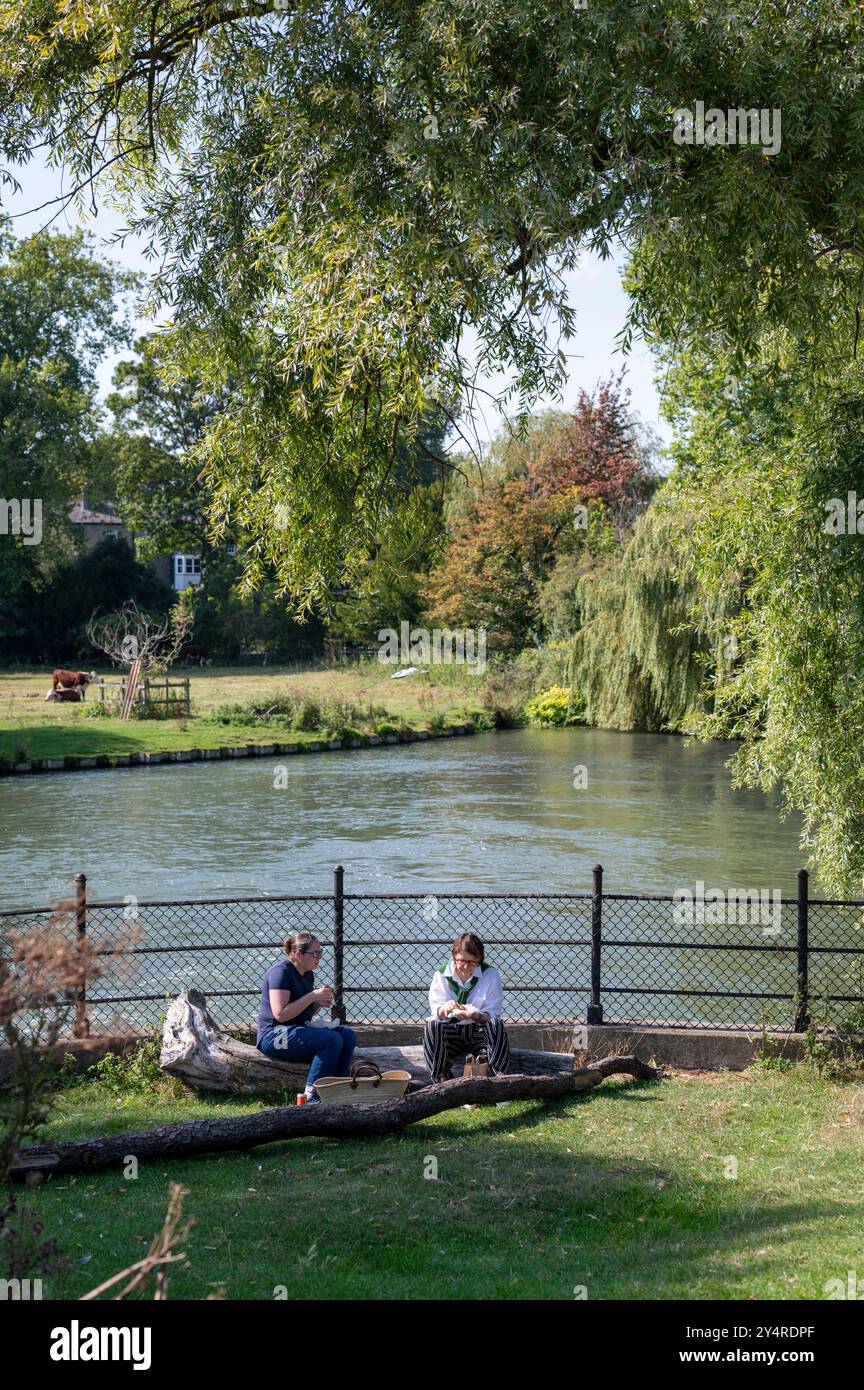 Sitzen, Frauen, zwei Frauen, River Cam, Cambridge, GB, Sommer, Sonne, Flussufer, Öltüren, friedlich, Stockfoto