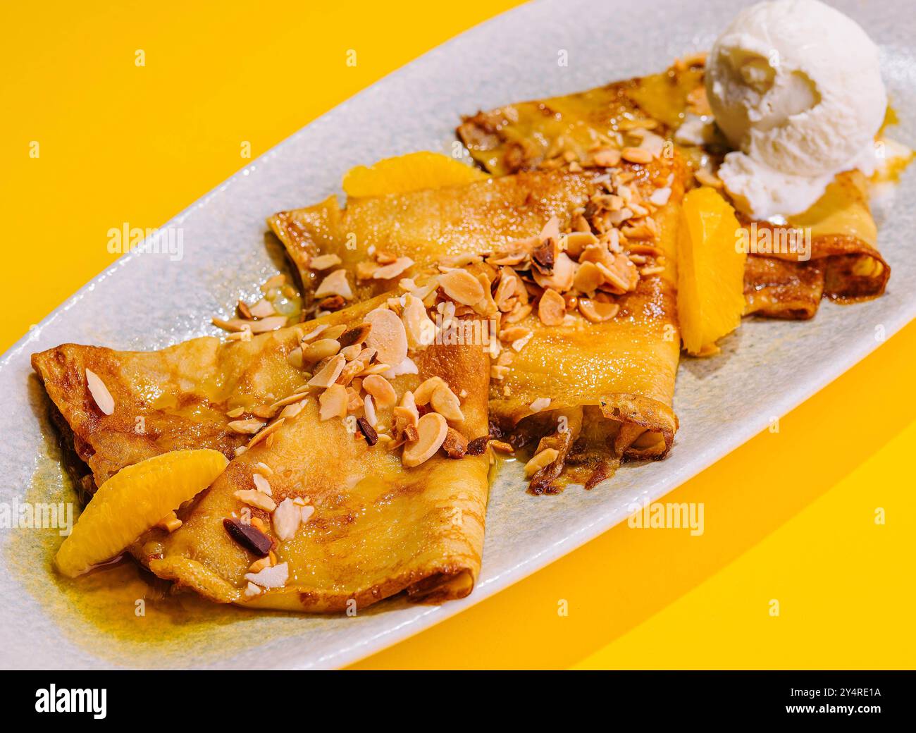 Pfannkuchen in Honigsirup mit mendal und Eis Stockfoto