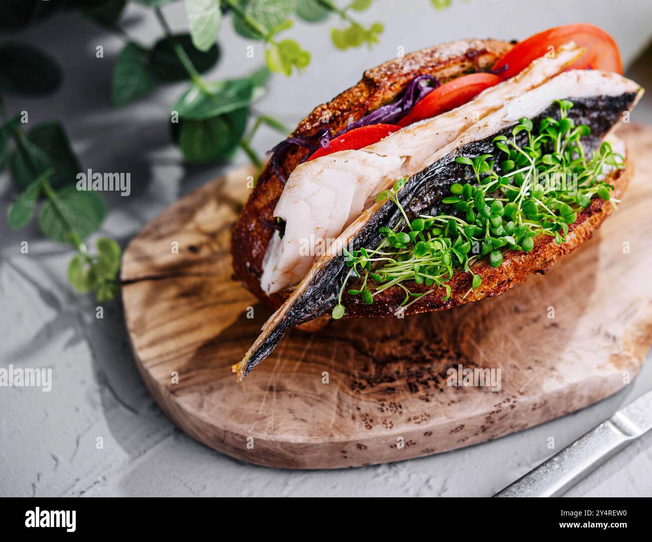Makrelen-Fisch-Sandwich auf Holzbrett Stockfoto