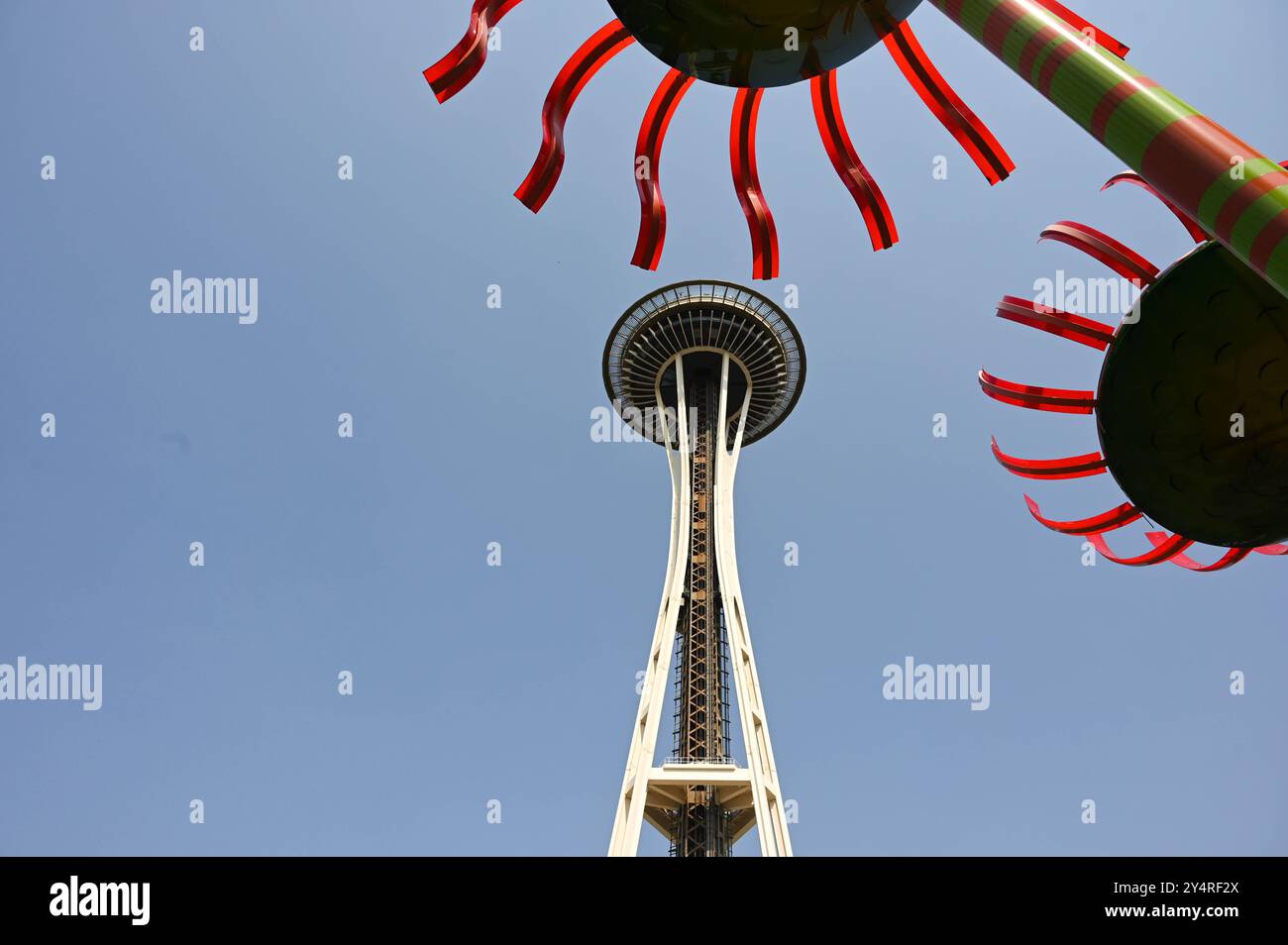 Abstrakte Glasblumen umrahmen die Space Needle in Seattle, WA Stockfoto