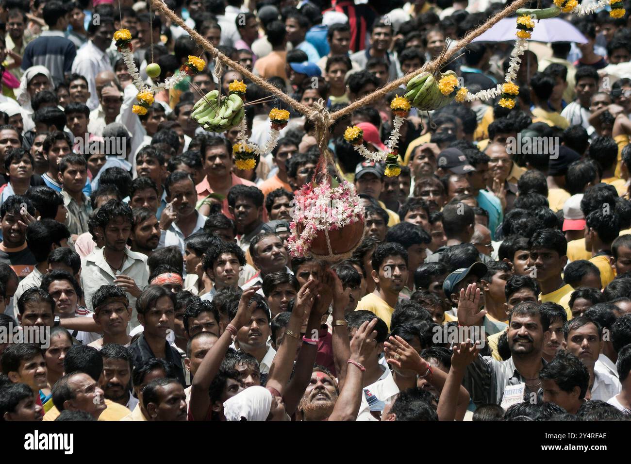 Dadar, Maharashtra / Indien - 4. September 2007 : Menschen versuchen, den Handi zu berühren, einen Topf gefüllt mit Butter auf dem Janmashtami Festival. Stockfoto