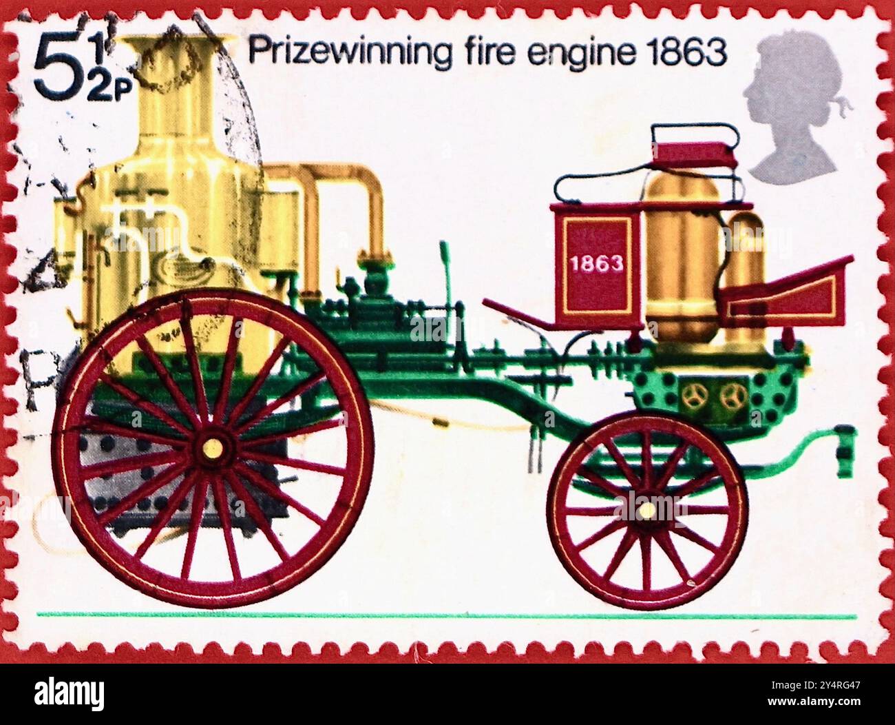 Foto einer britischen 5 1/2p Briefmarke mit einer Illustration eines preisgekrönten Feuerwehrfahrzeugs 1863 aus der Feuerwehrserie 1974 Stockfoto