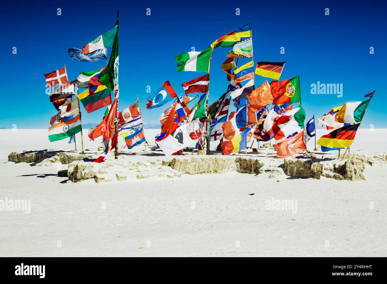 Fahnen der Welt tanzen im bolivianischen Wind in den Salinen von Uyuni (Bolivien) Stockfoto