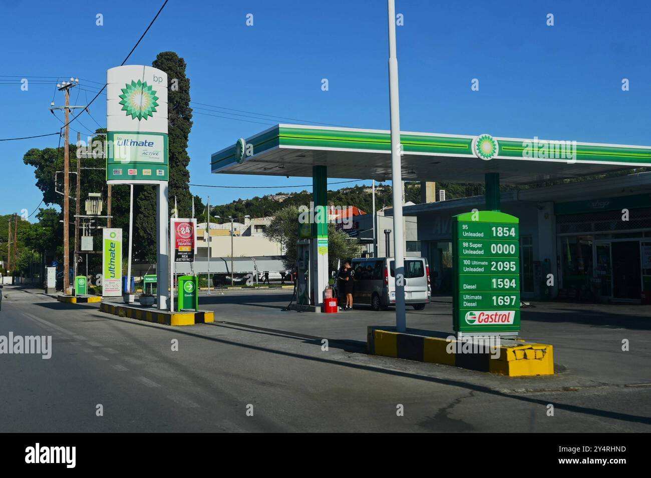 Griechische Insel. Griechenland. BP Tankstelle auf Rhodos. Die BP p.l.c, ehemals British Petroleum, ist ein international tätiges, britisches Mineralölunternehmen mit Hauptsitz in London *** griechische Insel Griechenland BP Tankstelle auf Rhodos BP p l c, ehemals British Petroleum, ist ein international tätiges britisches Ölunternehmen mit Hauptsitz in London Stockfoto
