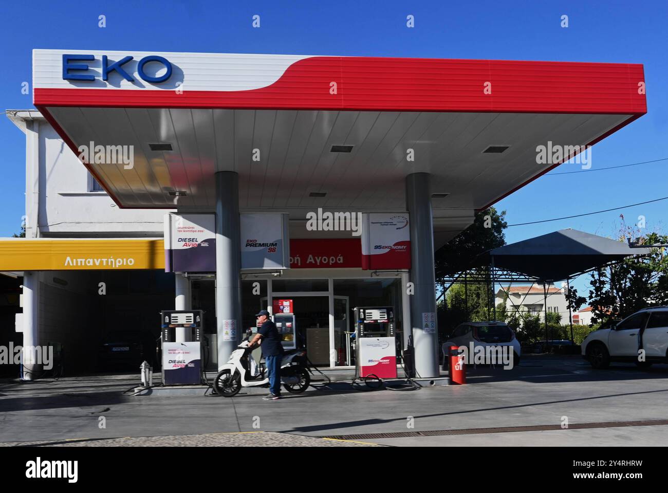 Griechische Insel. Griechenland. EKO Tankstelle auf Rhodos. Hellenic Petroleum unterhält drei Raffinerien in Griechenland - in Thessaloniki, Elefsina und Aspropyrgos, sowie eine in der Republik Nordmazedonien. Das Tankstellennetz umfasst 1175 von rund 8000 Stationen unter dem Namen EKO in Griechenland sowie weitere in den Ländern Albanien, Nordmazedonien und Georgien *** griechische Insel Griechenland EKO Tankstelle auf Rhodes Hellenic Petroleum betreibt drei Raffinerien in Griechenland in Thessaloniki, Elefsina und Aspropyrgos sowie eine in der Republik Nordmazedonien die Servicestation Stockfoto