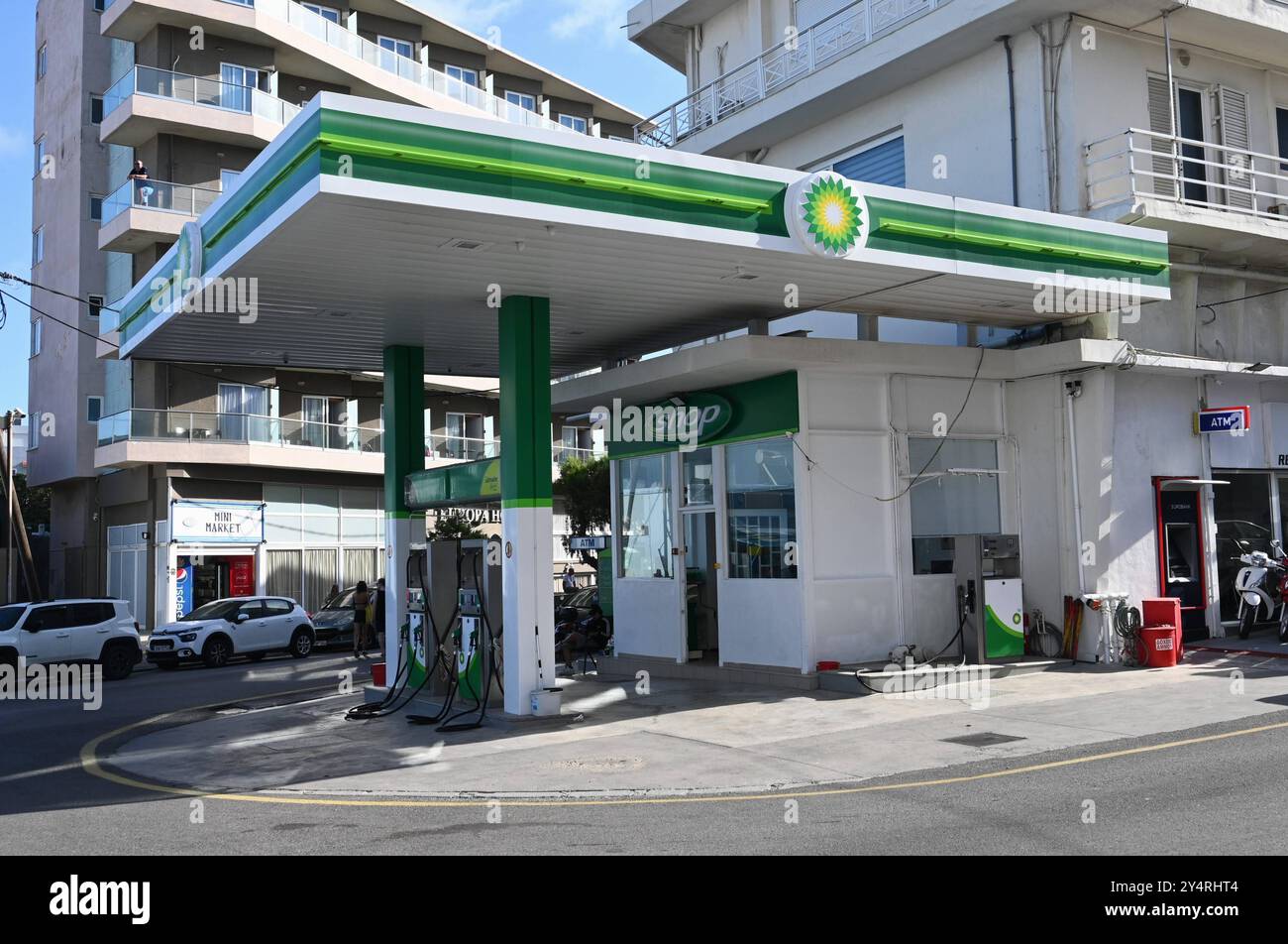 Griechische Insel. Griechenland. BP Tankstelle auf Rhodos. Die BP p.l.c, ehemals British Petroleum, ist ein international tätiges, britisches Mineralölunternehmen mit Hauptsitz in London *** griechische Insel Griechenland BP Tankstelle auf Rhodos BP p l c, ehemals British Petroleum, ist ein international tätiges britisches Ölunternehmen mit Hauptsitz in London Stockfoto