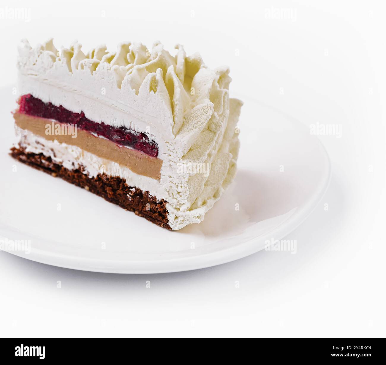 Mehrschichtiger Mousse Cake auf Platte isoliert Stockfoto