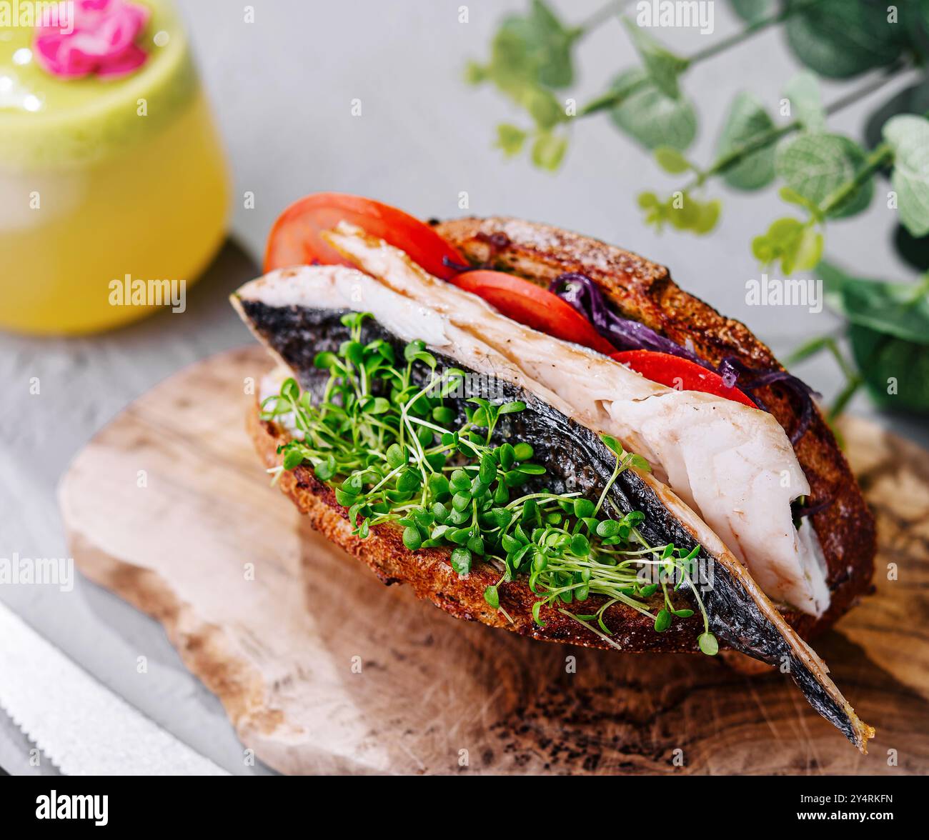 Makrelen-Fisch-Sandwich auf Holzbrett Stockfoto