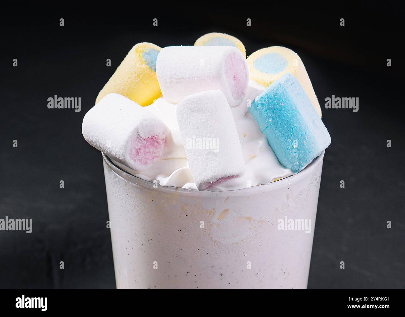 Heiße Schokolade mit Marshmallows und Schlagsahne Stockfoto