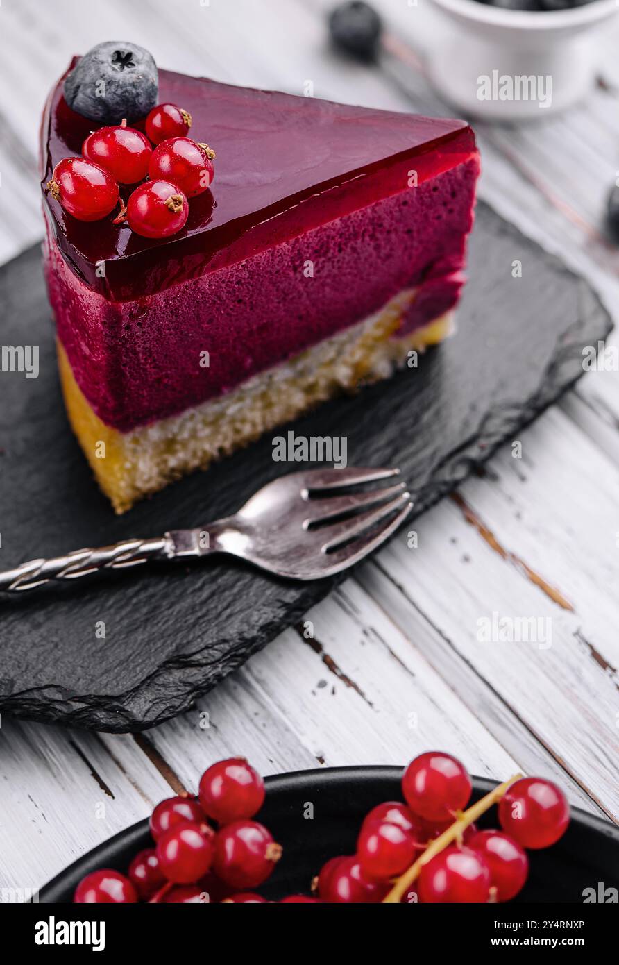 beeren-Mousse-Kuchen mit roter Glasur von oben Stockfoto