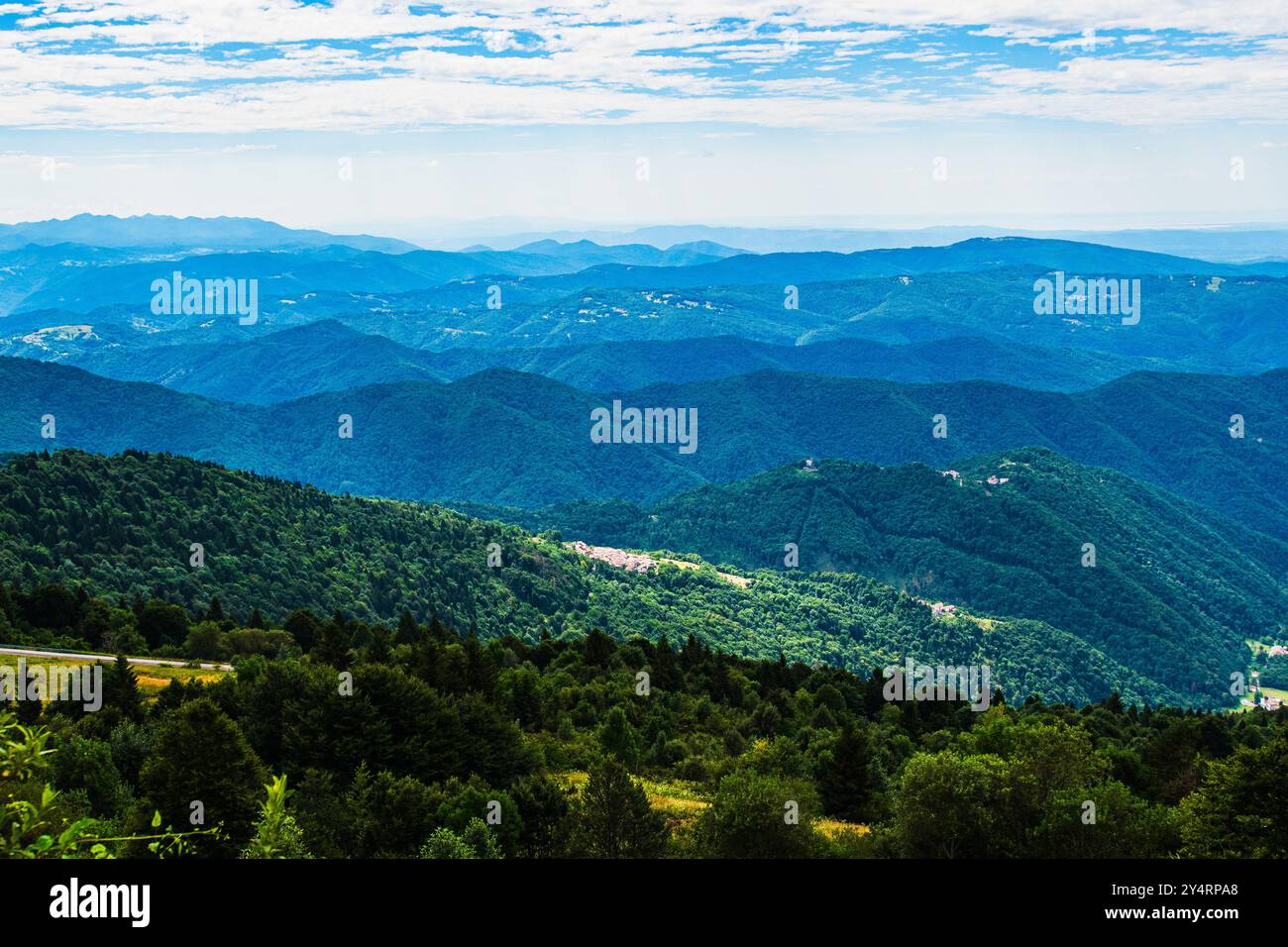MATAJUR, ITALIEN – 23. JULI 2024: Majestätischer Blick auf den Berg Matajur mit Panoramablick auf die umliegende Landschaft Stockfoto