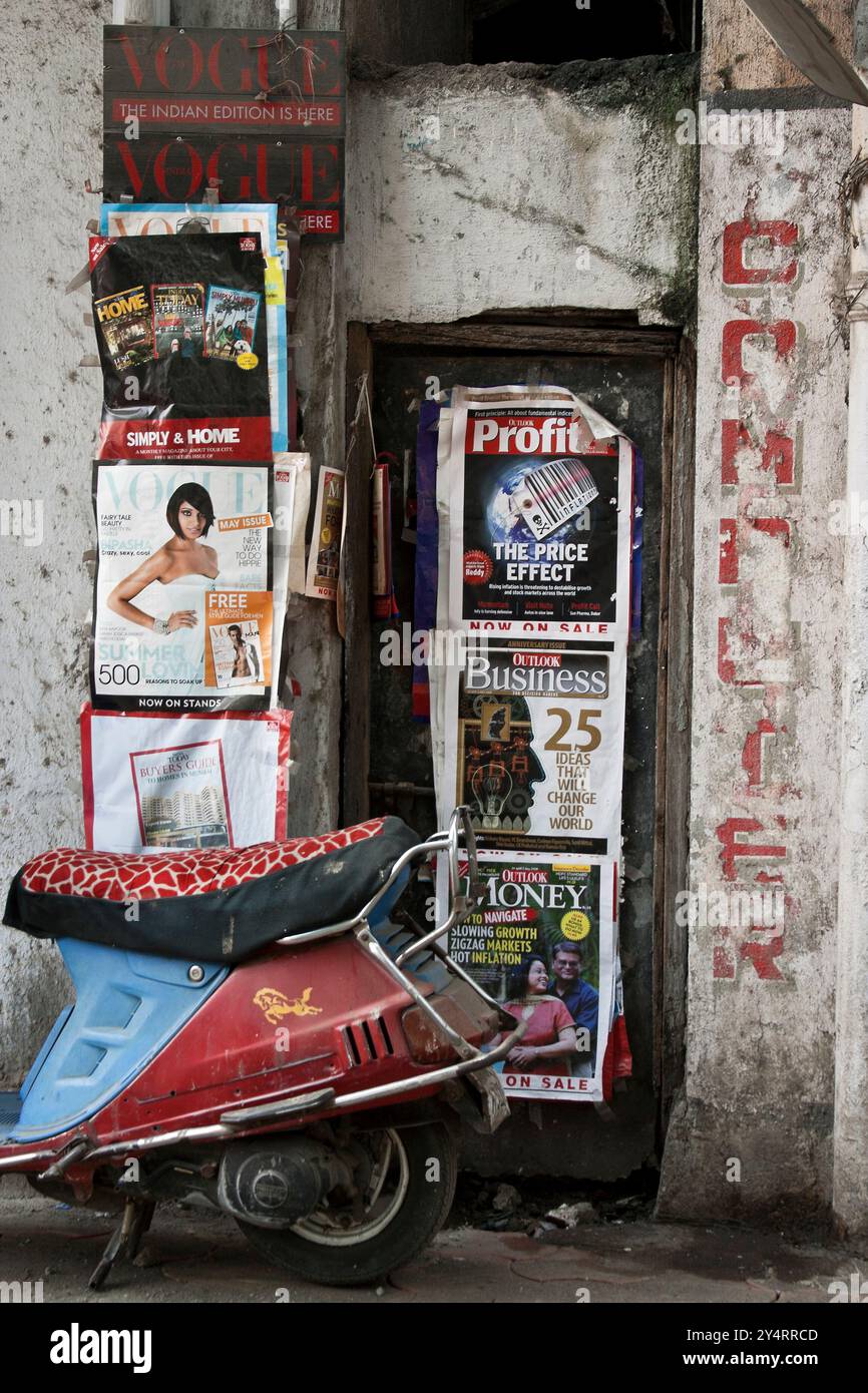 Dadar, Maharashtra / Indien - 1. Mai 2008 : die Werbeplakate an der Wand. Stockfoto