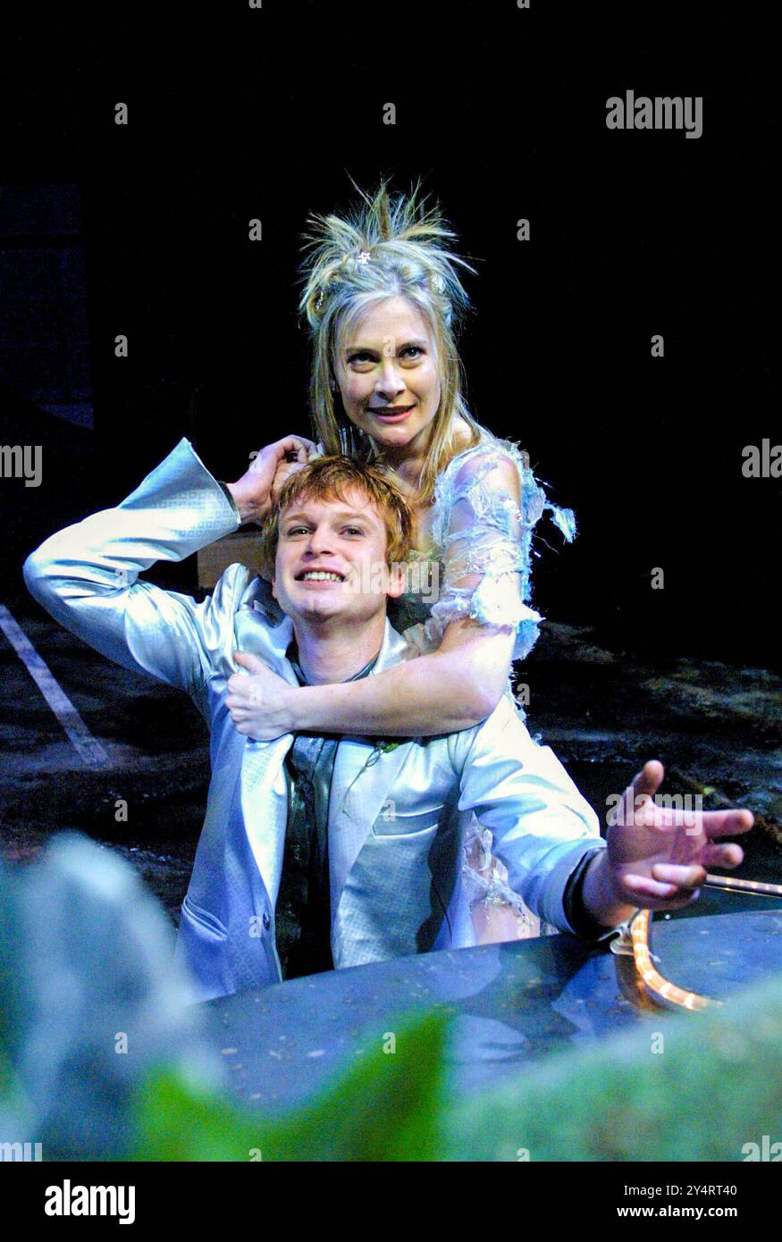 Paul McEwan (Oberon), Hilary Maclean (Titania) in A MIDSUMMER NIGHT's DREAM von Shakespeare am Royal Exchange Theatre, Manchester, England 11/03/2002 Design: Rae Smith Beleuchtung: Jon Buswell Fights: Renny Krupinski Choreograf: Leah Hausman Regisseur: Lucy Bailey Stockfoto