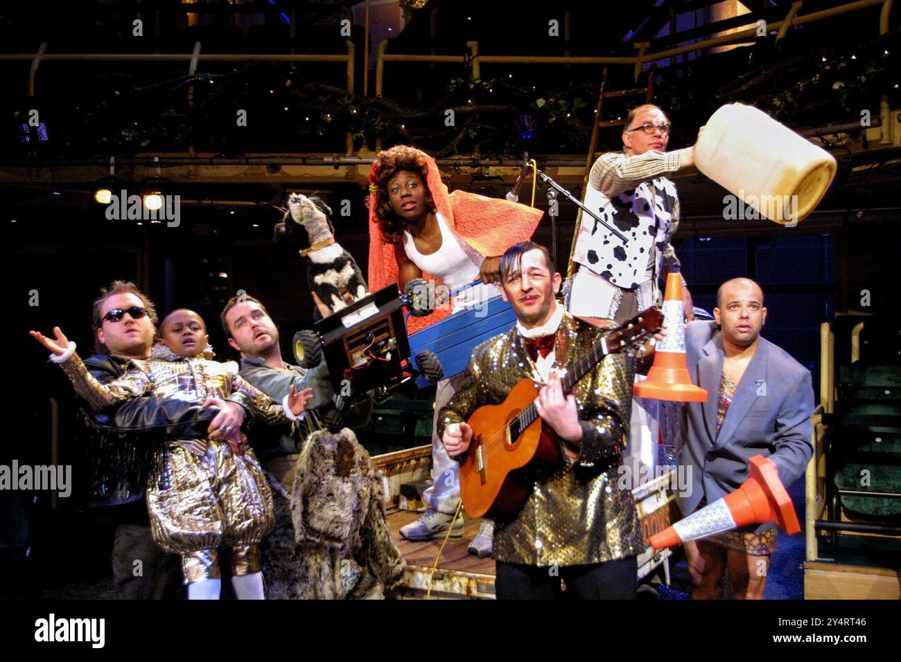 The Mechanicals, l-r: Toby Hadoke (Snout), Franky Mwangi (Wechselbalg), Howard Chadwick (Snug), Chris Jackson (Flöte), Francis Magee (Quince), Tom Hodgkins (unten), Trevor Dwyer-Lynch (Starveling) in Einem SOMMERNACHTSTRAUM von Shakespeare im Royal Exchange Theatre, Manchester, England 11/03/2002 Design: Rae Smith Beleuchtung: Jon Buswell Fights: Renny Krupinski Choreograf: Leah Hausman Regisseur: Lucy Bailey Stockfoto