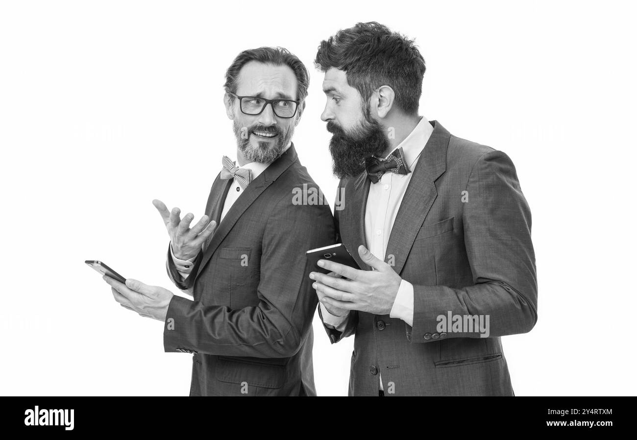 Online-Verfolgung von Finanzindikatoren. Online-Finanzmarkt. Smartphone für mobile Anwendungen. Online kaufen und verkaufen. Online-Banking-Service-Konzept Stockfoto