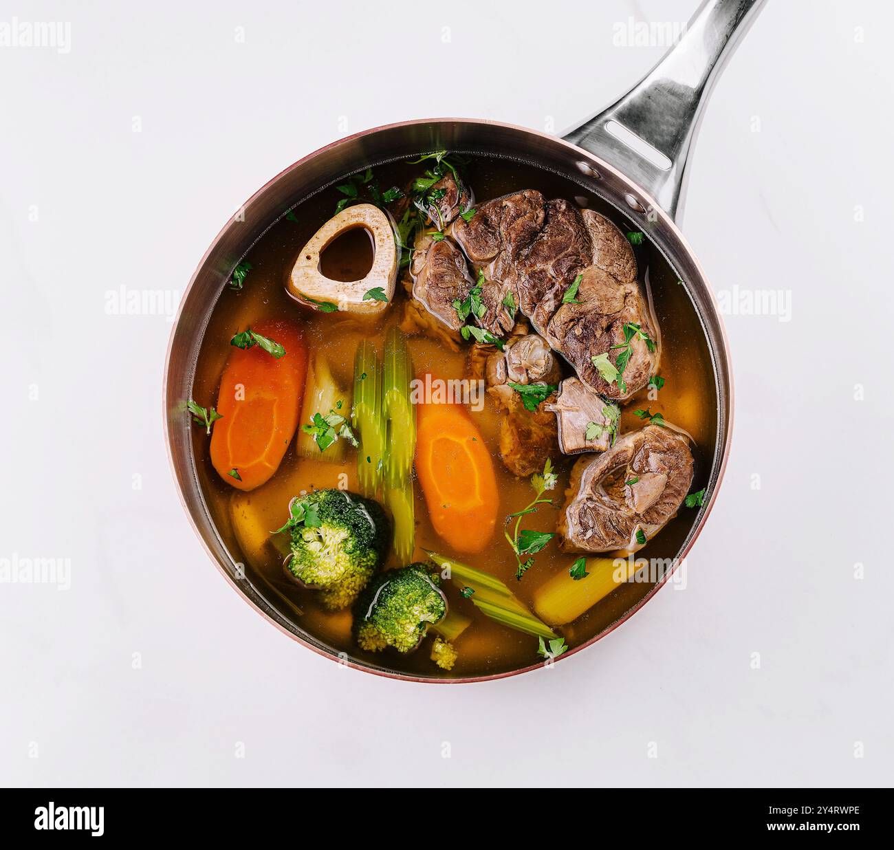 Blick von oben auf eine köstliche Rindersuppe mit Gemüse in einem Topf, fertig zum Servieren Stockfoto