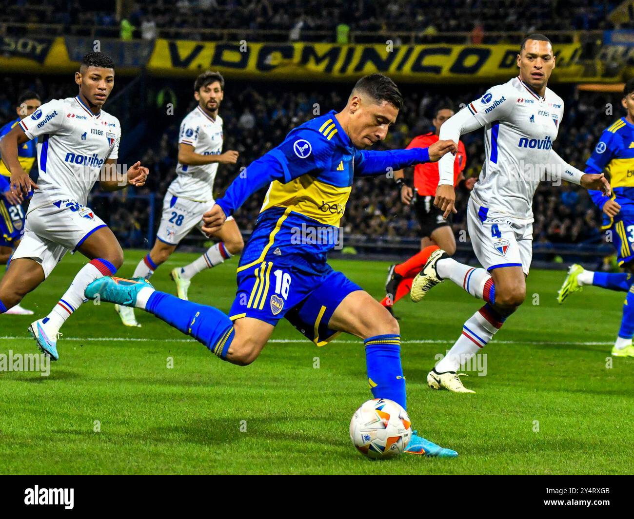 Boca Juniors spielen den CONMEBOL Sudamericana Cup im La Bombonera Stadion in Buenos Aires. Feierlichkeiten der Uruguayer Miguel Merentiel und Edinson Cavani, die Torschützen des Teams. Auch Teamverteidiger wie Cristian Lema und Marcos Rojo sind in den Szenen zu sehen. @FACAMORALES/NUR FÜR REDAKTIONELLE ZWECKE Stockfoto