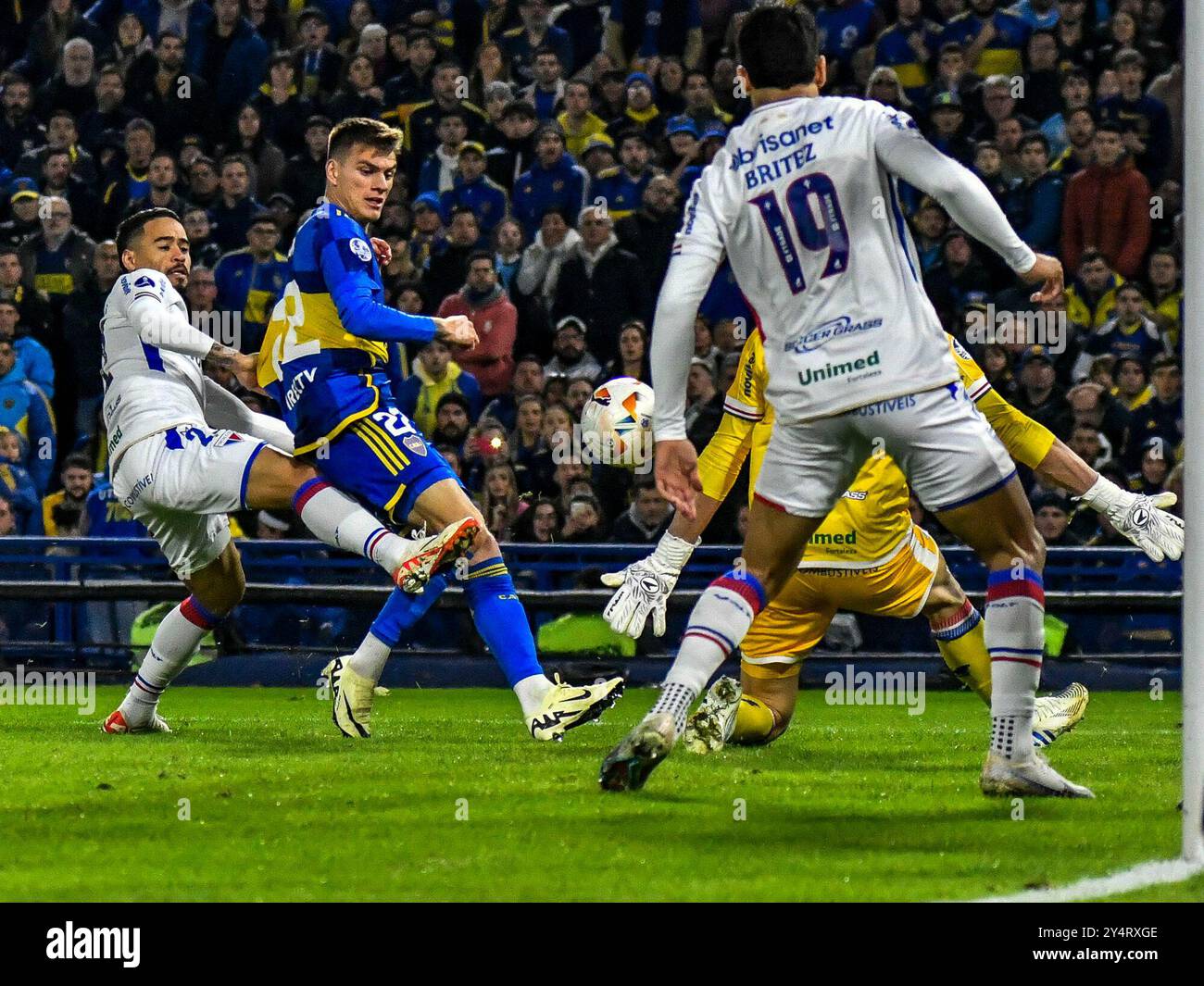 Boca Juniors spielen den CONMEBOL Sudamericana Cup im La Bombonera Stadion in Buenos Aires. Feierlichkeiten der Uruguayer Miguel Merentiel und Edinson Cavani, die Torschützen des Teams. Auch Teamverteidiger wie Cristian Lema und Marcos Rojo sind in den Szenen zu sehen. @FACAMORALES/NUR FÜR REDAKTIONELLE ZWECKE Stockfoto