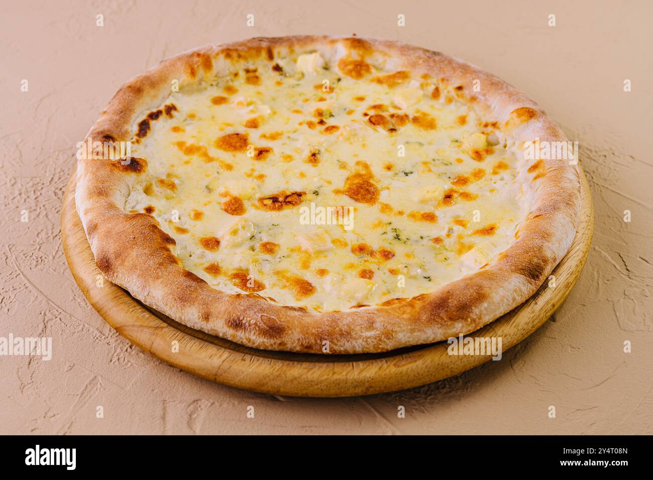 Köstliche Käsepizza mit goldener Kruste, serviert auf einer Holzplatte, perfekt für kulinarische Konzepte Stockfoto