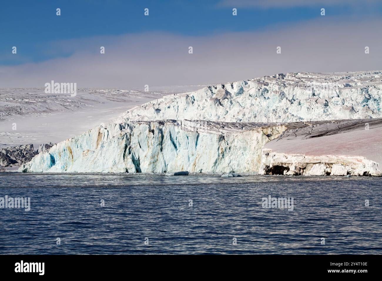 Blick auf das Gletschereis auf Alexander Island im Franz-Josef-Land, Russland, Arktischer Ozean. Stockfoto