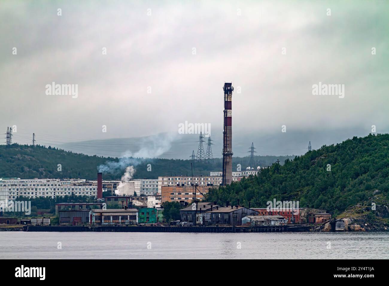 Ein Blick auf die industrielle und militarisierte russische Hafenstadt Murmansk am Nordufer der Kola-Halbinsel, Russland. Stockfoto