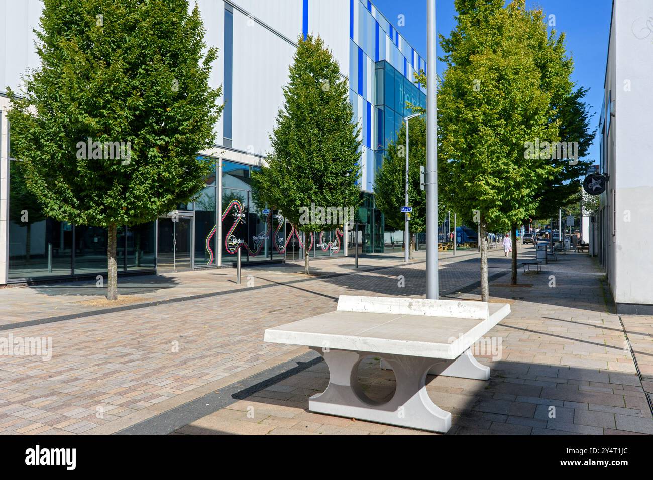 Das Freizeitzentrum Redrock, von Bridgefield Street, Stockport, GTR Manchester, England, Großbritannien mit einer Tischtennisplatte aus Stein im Vordergrund. Stockfoto