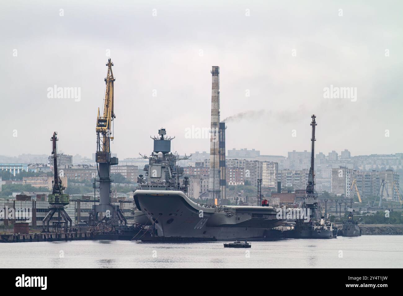Ein Blick auf die industrielle und militarisierte russische Hafenstadt Murmansk am Nordufer der Kola-Halbinsel, Russland. Stockfoto