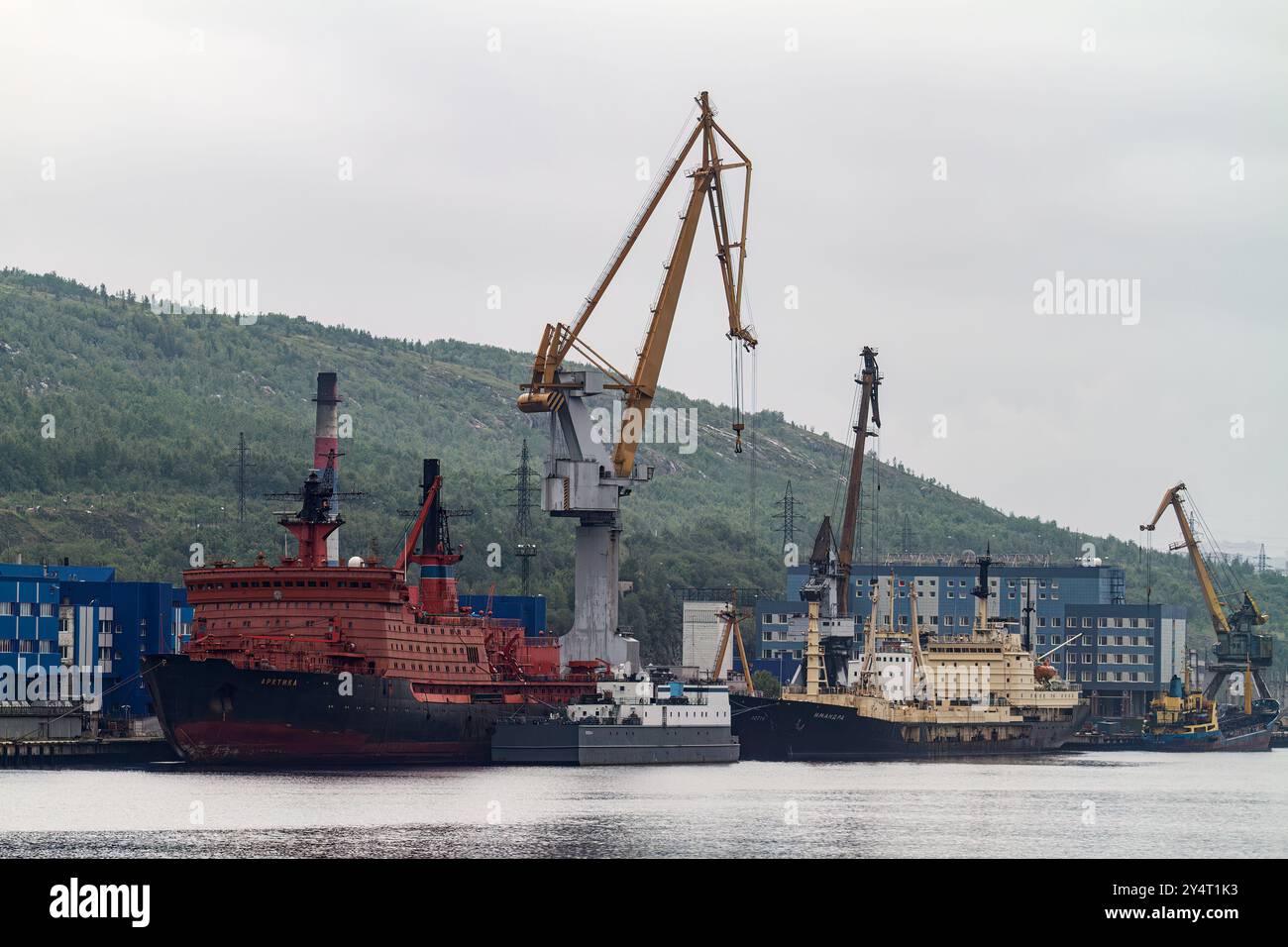 Ein Blick auf die industrielle und militarisierte russische Hafenstadt Murmansk am Nordufer der Kola-Halbinsel, Russland. Stockfoto