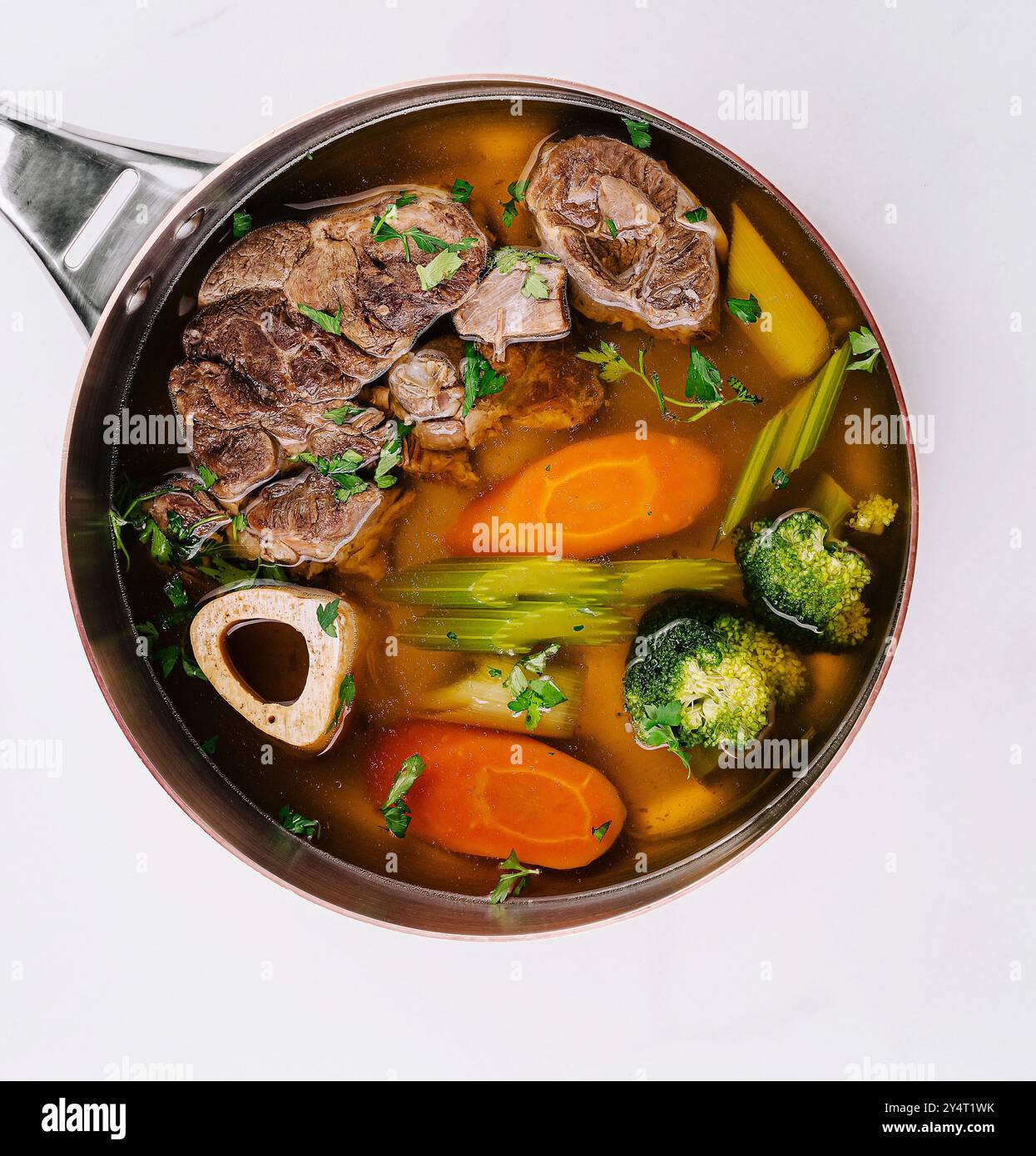 Blick von oben auf eine köstliche Rindersuppe mit Gemüse in einem Topf, fertig zum Servieren Stockfoto