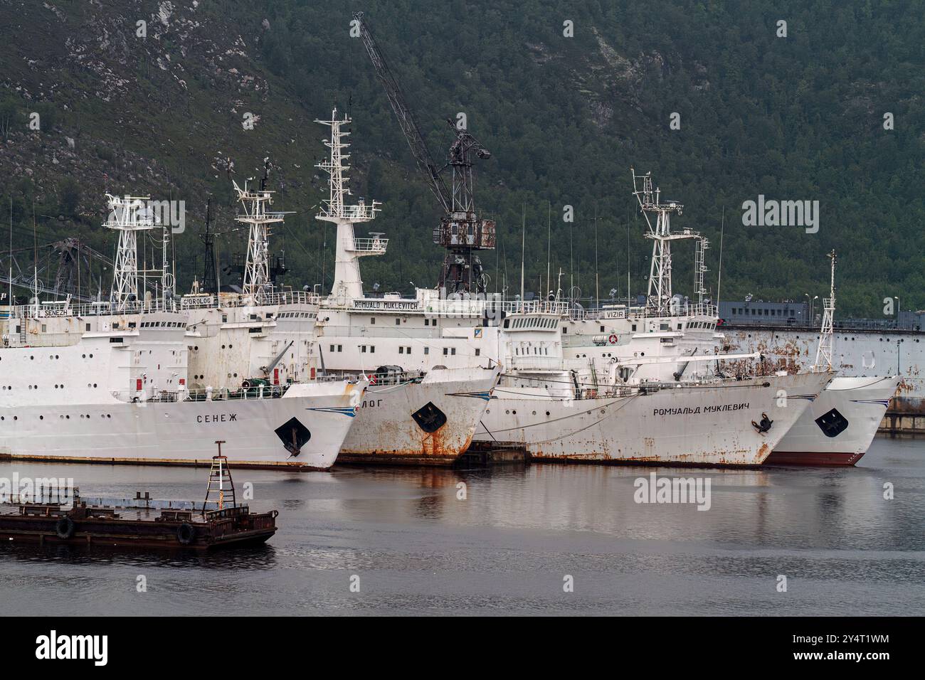 Ein Blick auf die industrielle und militarisierte russische Hafenstadt Murmansk am Nordufer der Kola-Halbinsel, Russland. Stockfoto