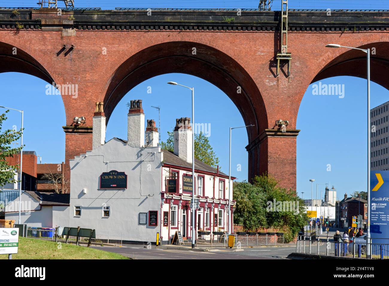 Das Crown Inn Public House unter den Bögen des Eisenbahnviadukts, Stockport, GTR Manchester, England, Großbritannien Stockfoto