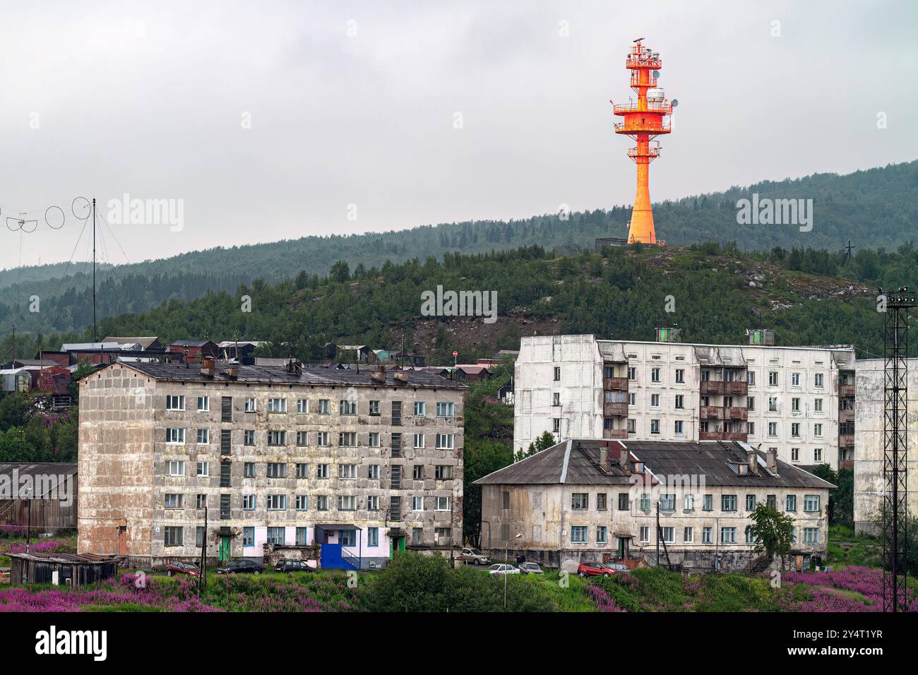 Ein Blick auf die industrielle und militarisierte russische Hafenstadt Murmansk am Nordufer der Kola-Halbinsel, Russland. Stockfoto